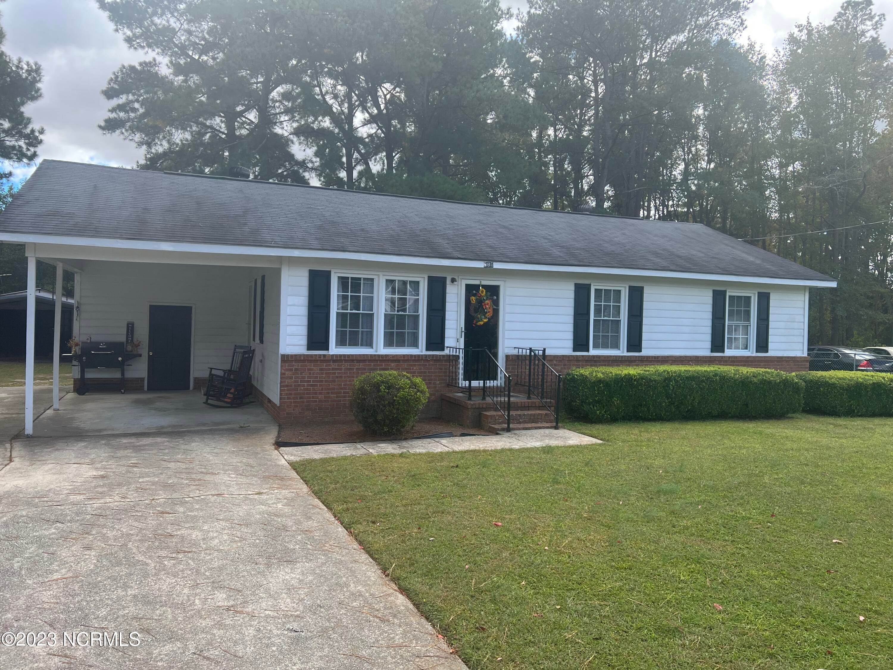 Single Family Homes pour l Vente à 508 Lynnhaven Drive Elm City, Caroline du Nord 27822 États-Unis