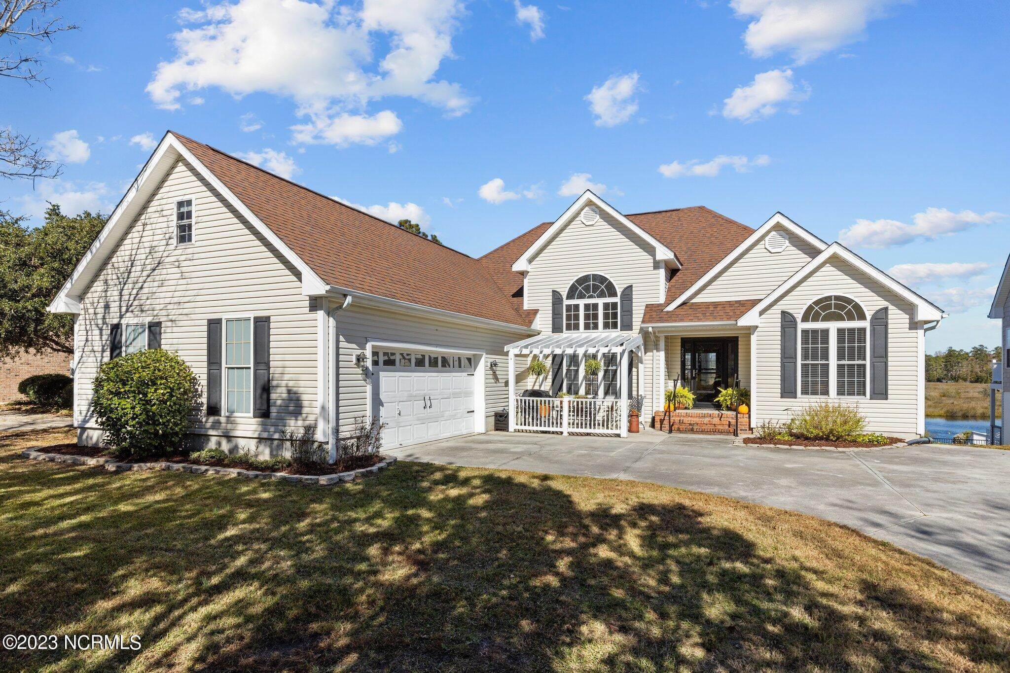 Single Family Homes 为 销售 在 202 Ivybridge Drive Hubert, 北卡罗来纳州 28539 美国