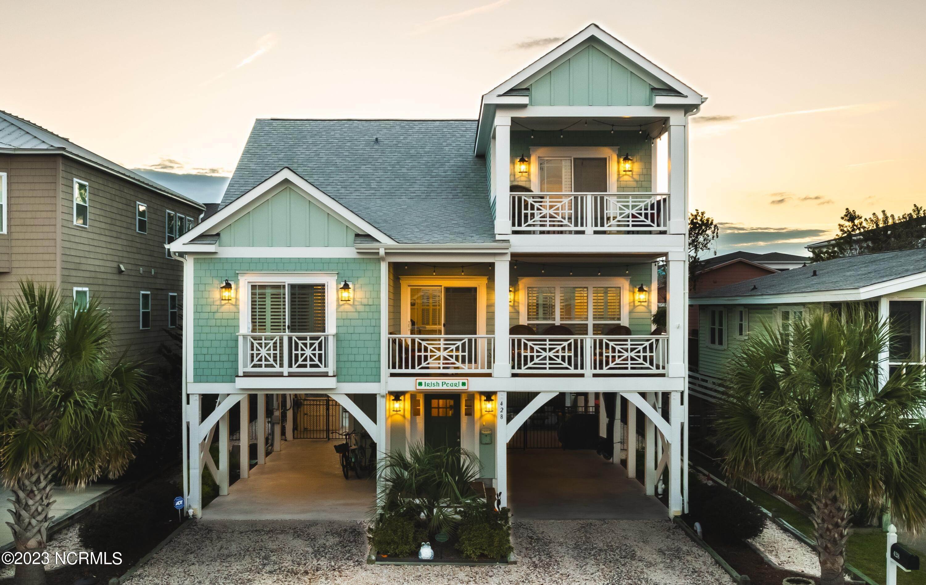 Single Family Homes 为 销售 在 428 29th Street Sunset Beach, 北卡罗来纳州 28468 美国