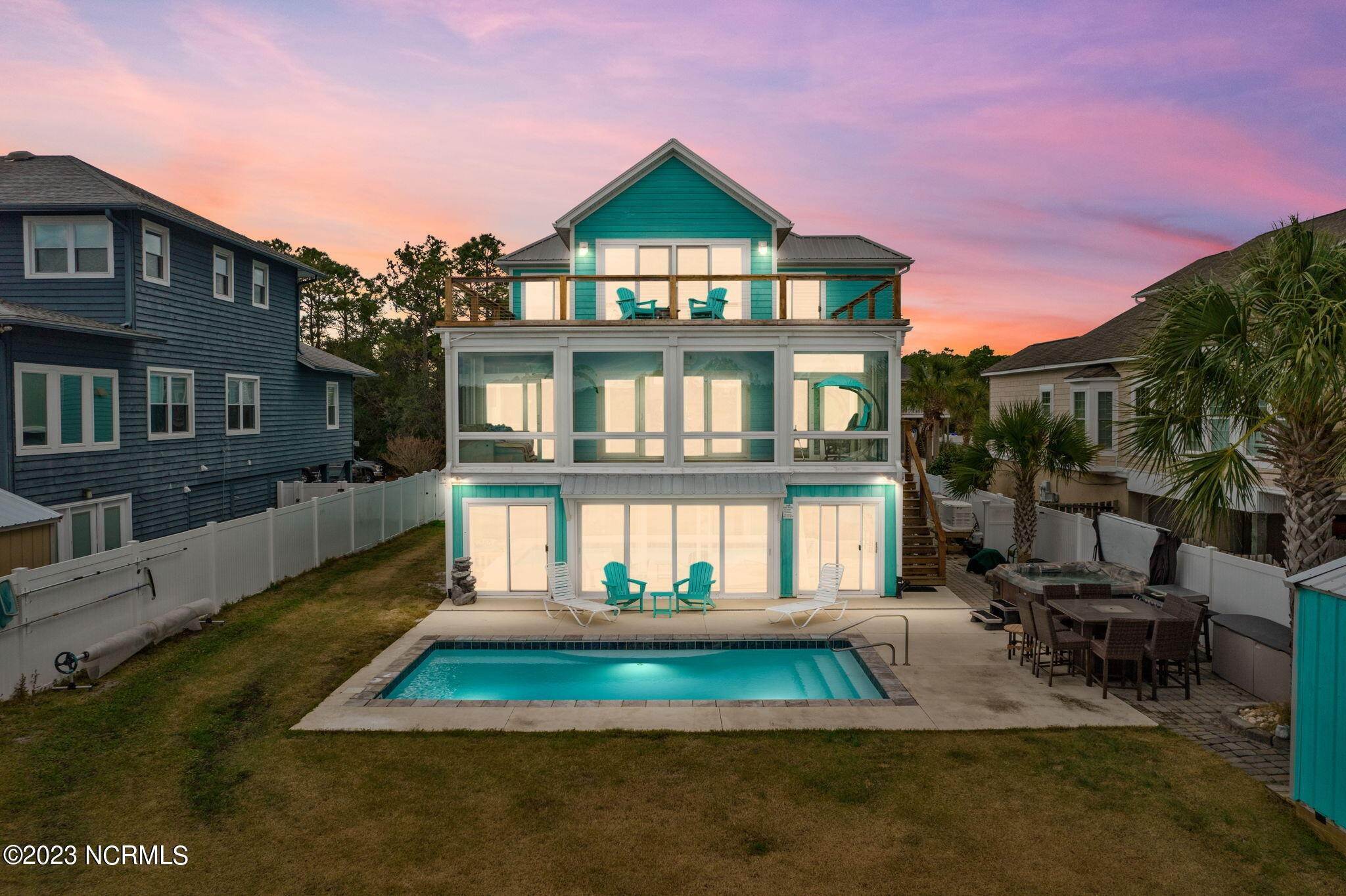 Single Family Homes 为 销售 在 406 Yacht Drive 橡树岛, 北卡罗来纳州 28465 美国