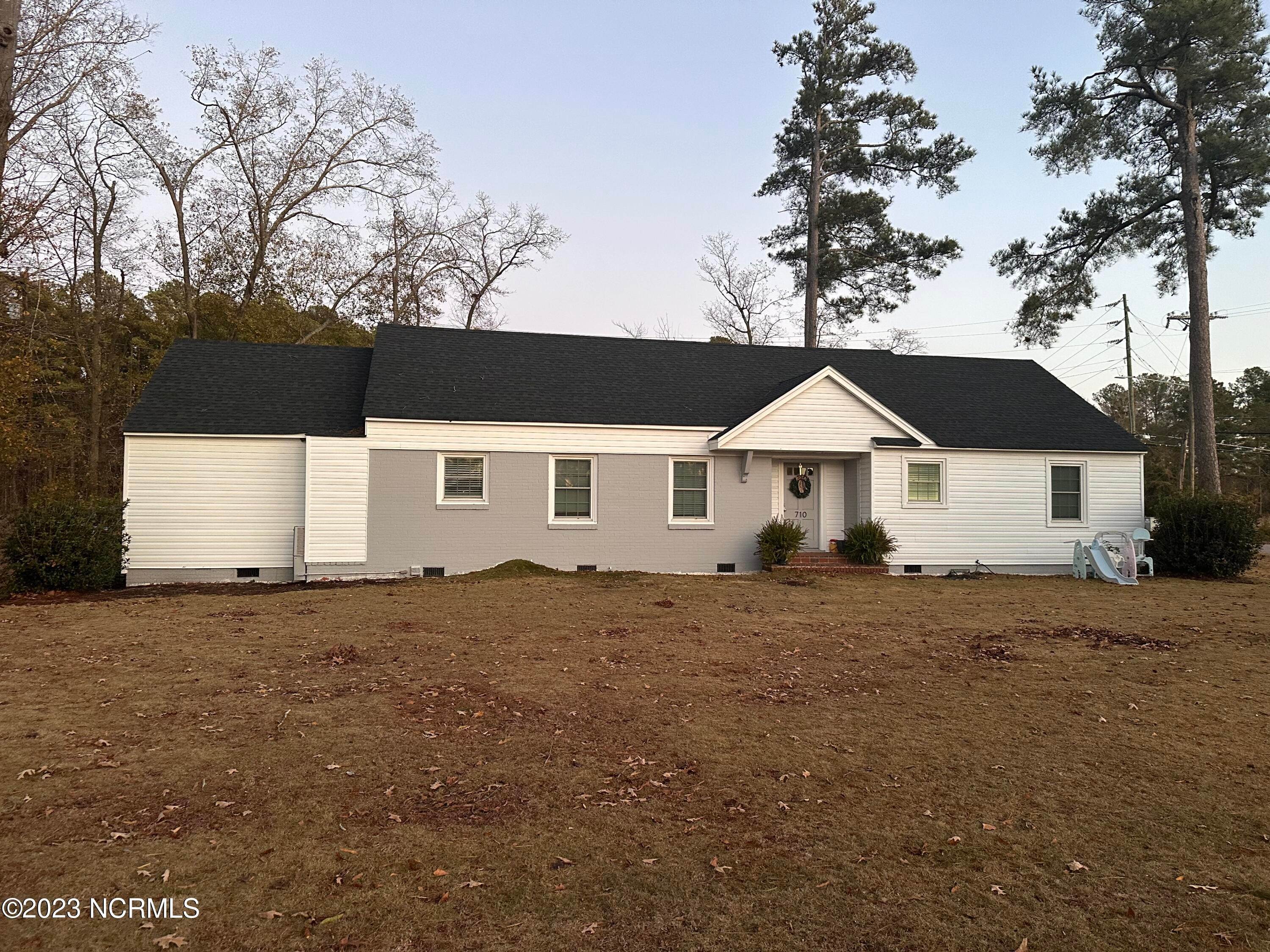 Single Family Homes для того Продажа на 710 Mcneill Drive Laurinburg, Северная Каролина 28352 Соединенные Штаты