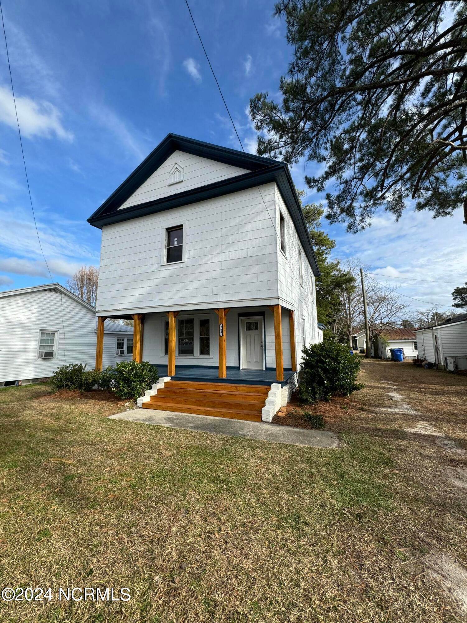Single Family Homes 为 销售 在 204 First Street Pinetops, 北卡罗来纳州 27864 美国