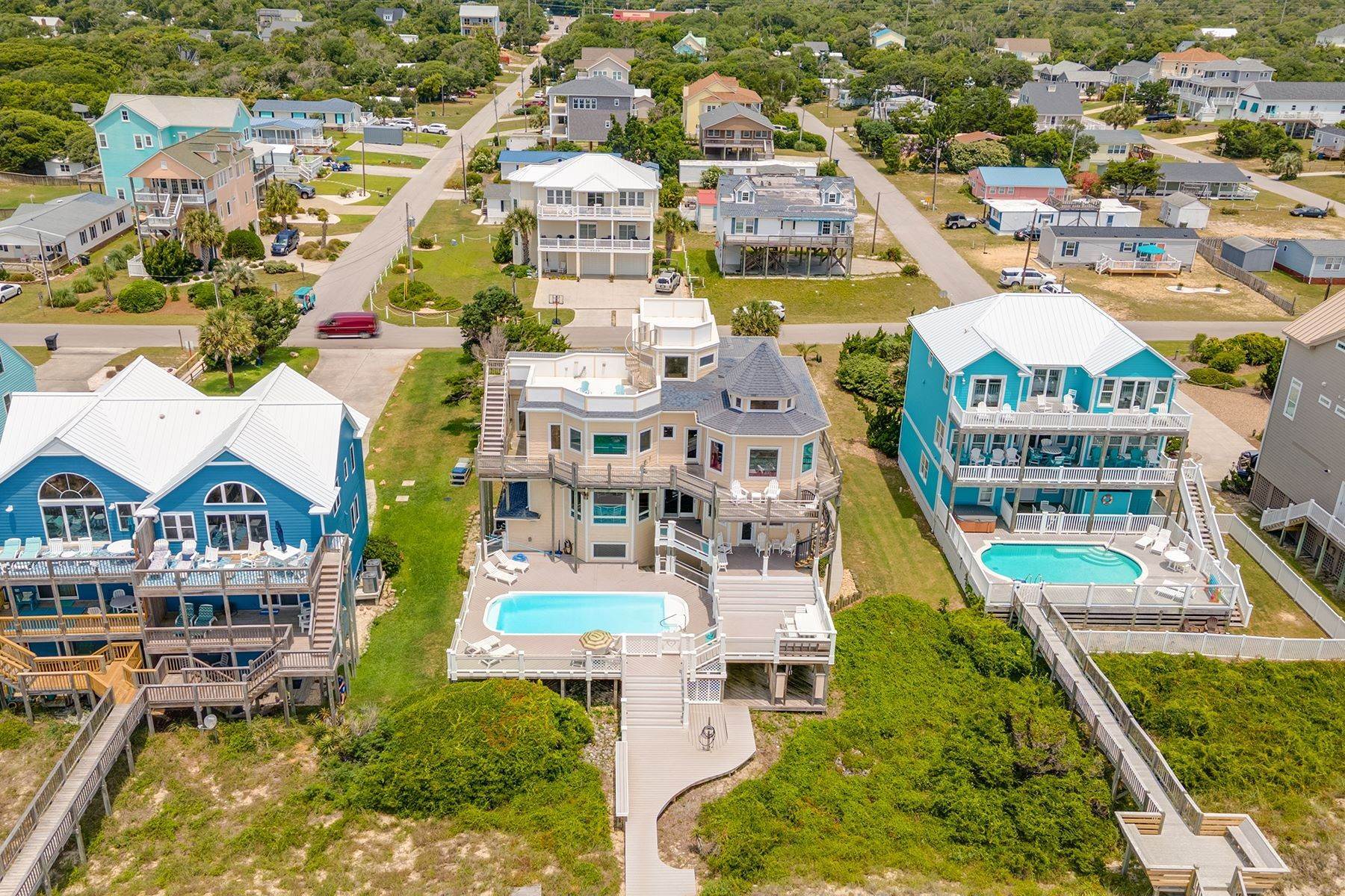 Single Family Homes 为 销售 在 One-of-a-kind Oceanfront Home 8529 Ocean View Drive Emerald Isle, 北卡罗来纳州 28594 美国