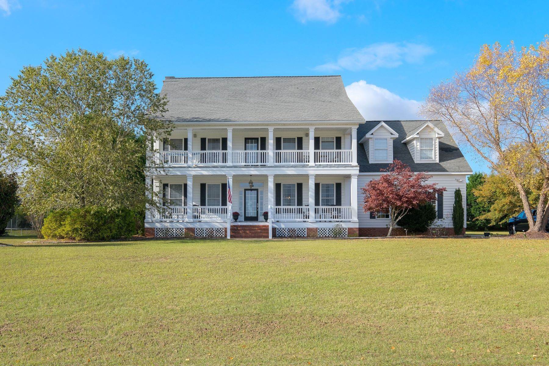 Single Family Homes для того Продажа на SOUTHERN SURPRISE! 108 Schooner Landing Dr Edenton, Северная Каролина 27932 Соединенные Штаты