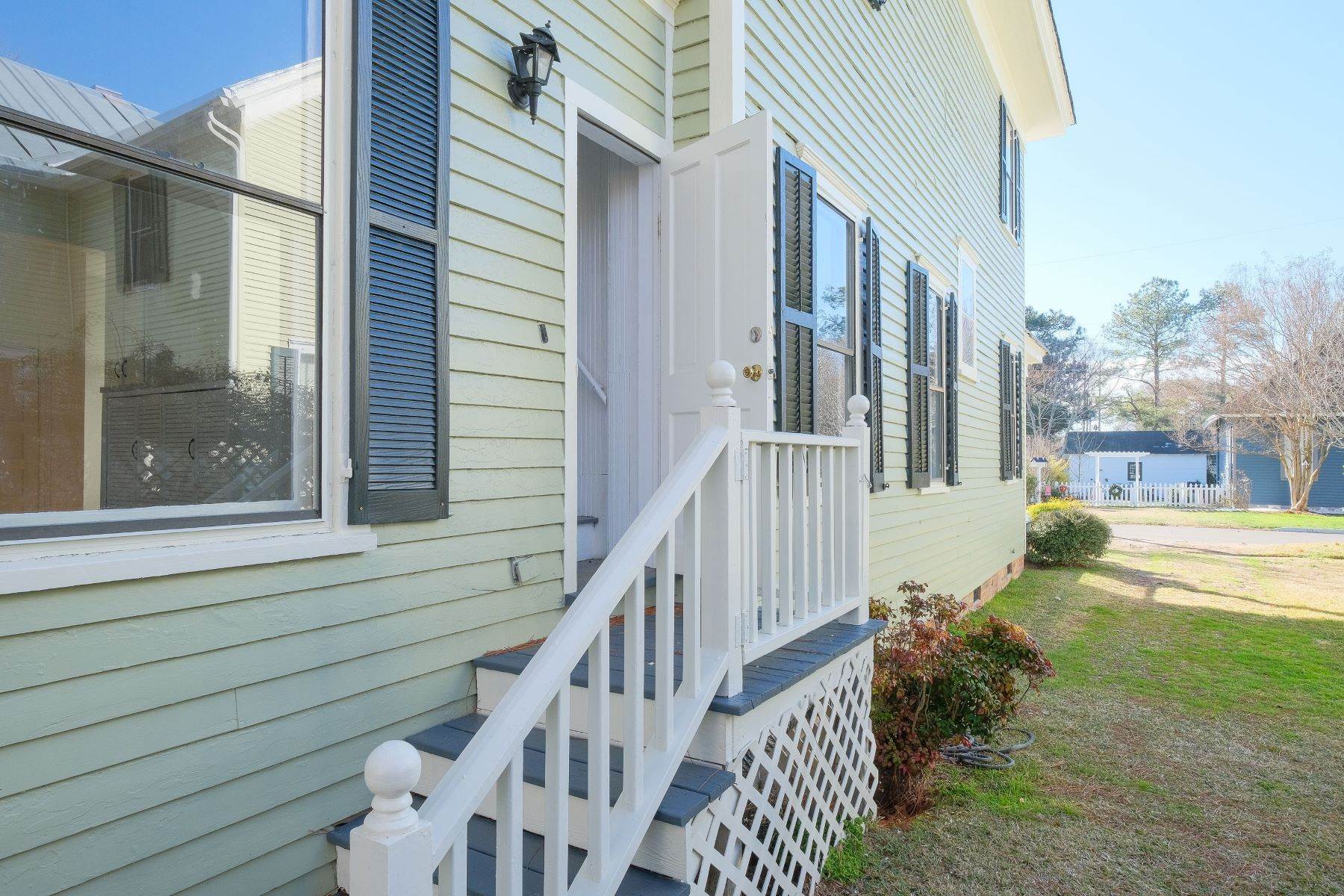 40. Single Family Homes for Sale at Historic District Duplex 303 E. King Street Edenton, North Carolina 27932 United States