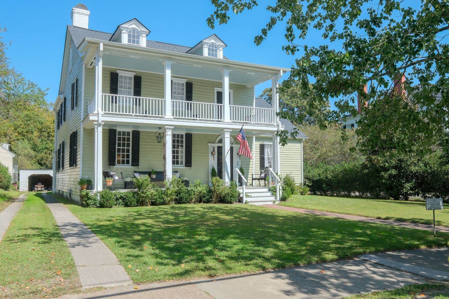 3. Single Family Homes for Sale at BENNETT-DIXON HOUSE 110 W King St Edenton, North Carolina 27932 United States