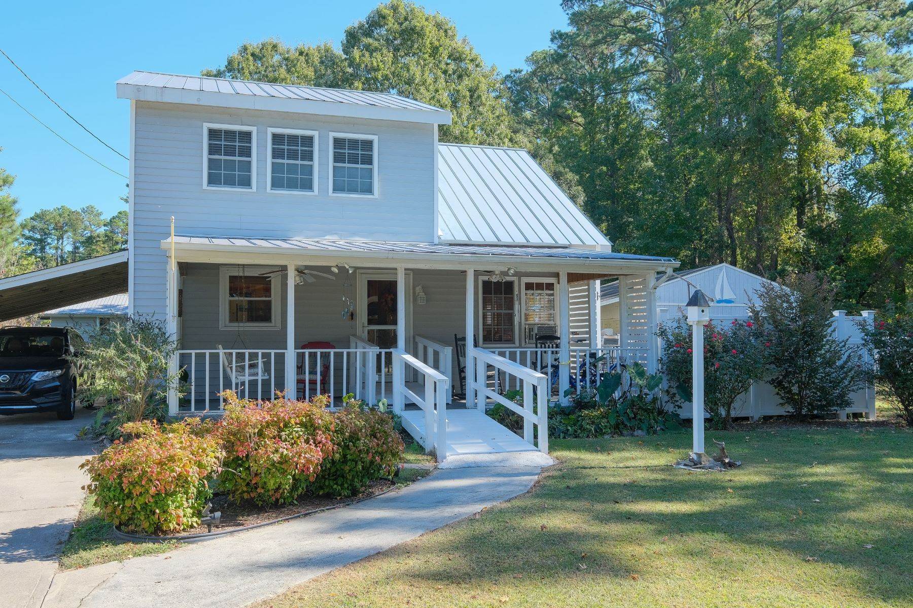 Single Family Homes для того Продажа на CAPE COLONY COTTAGE 413 Seaview Dr Edenton, Северная Каролина 27932 Соединенные Штаты