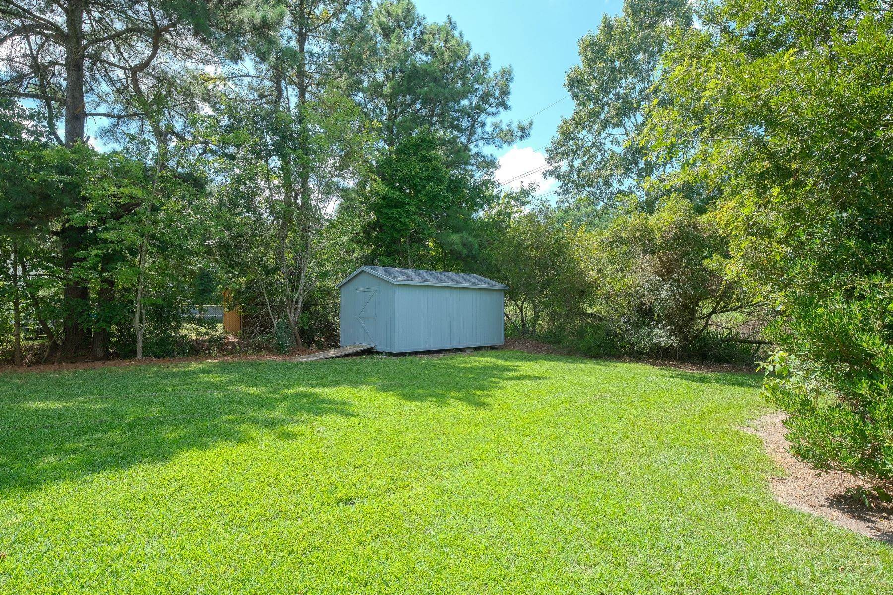 21. Single Family Homes for Sale at COZY CAPE COD 1006 Stacie Dr Elizabeth City, North Carolina 27909 United States