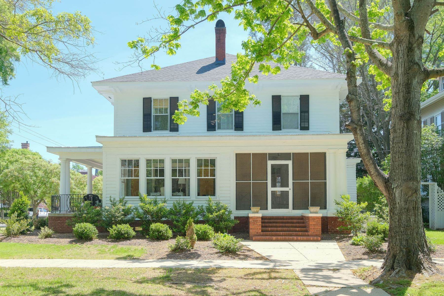 3. Single Family Homes for Sale at Downtown Renovated Historic Home 119 West Church Street Edenton, North Carolina 27932 United States
