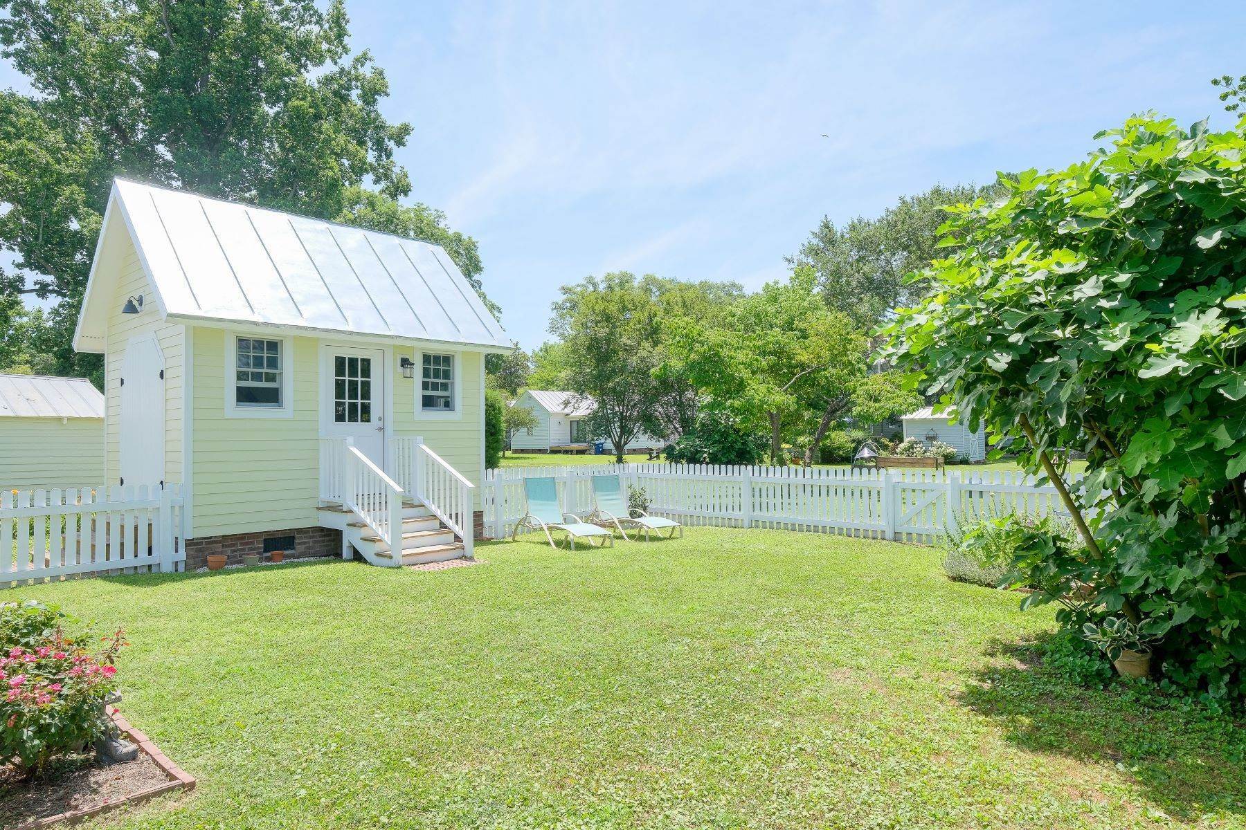 26. Single Family Homes for Sale at DELIGHTFUL MILL COTTAGE! 410 E Queen St Edenton, North Carolina 27932 United States