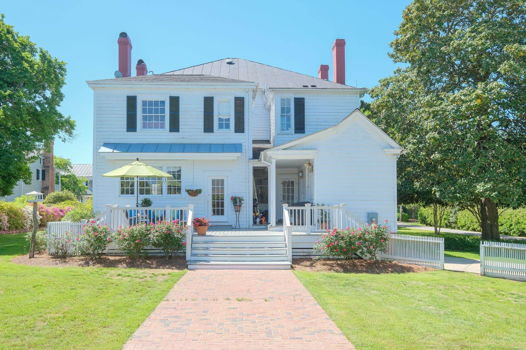 40. Single Family Homes for Sale at QUINTESSENTIAL EDENTON! 106 W King St Edenton, North Carolina 27932 United States