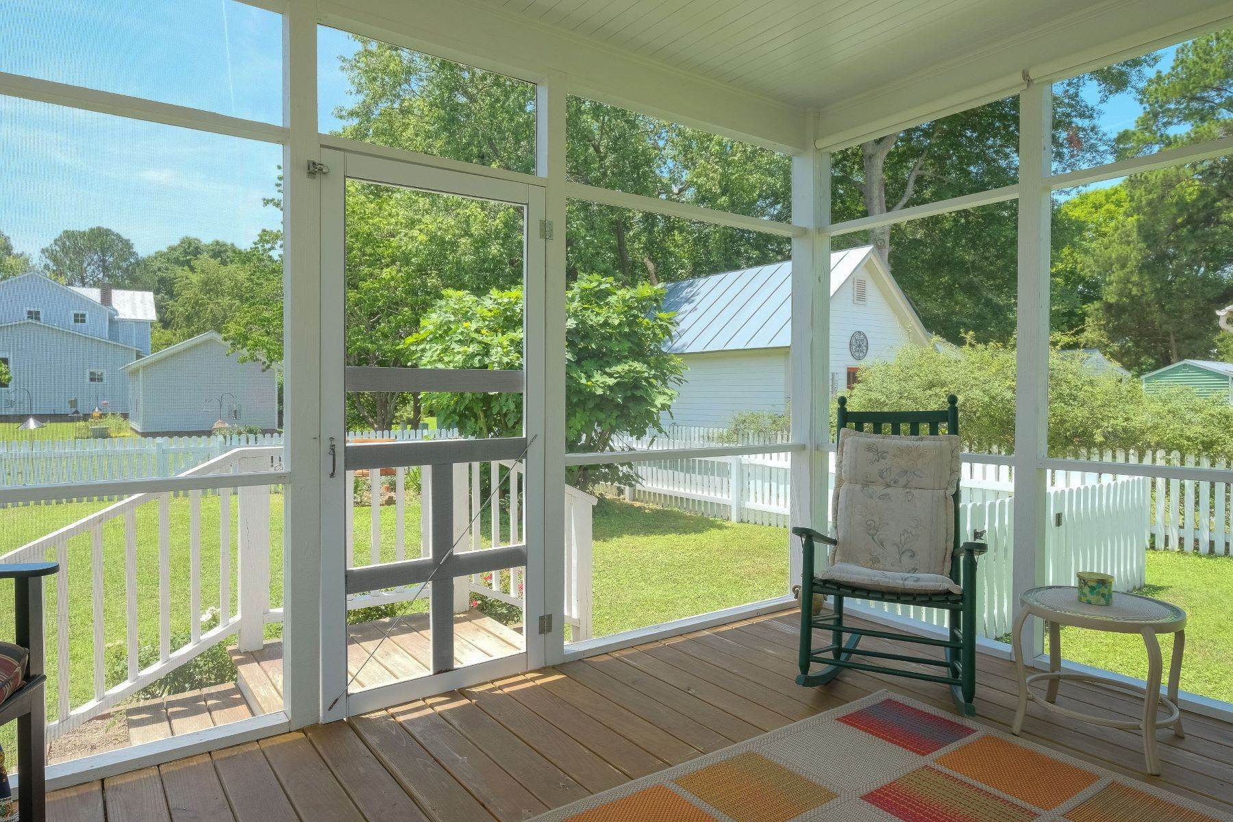 22. Single Family Homes for Sale at DELIGHTFUL MILL COTTAGE! 410 E Queen St Edenton, North Carolina 27932 United States