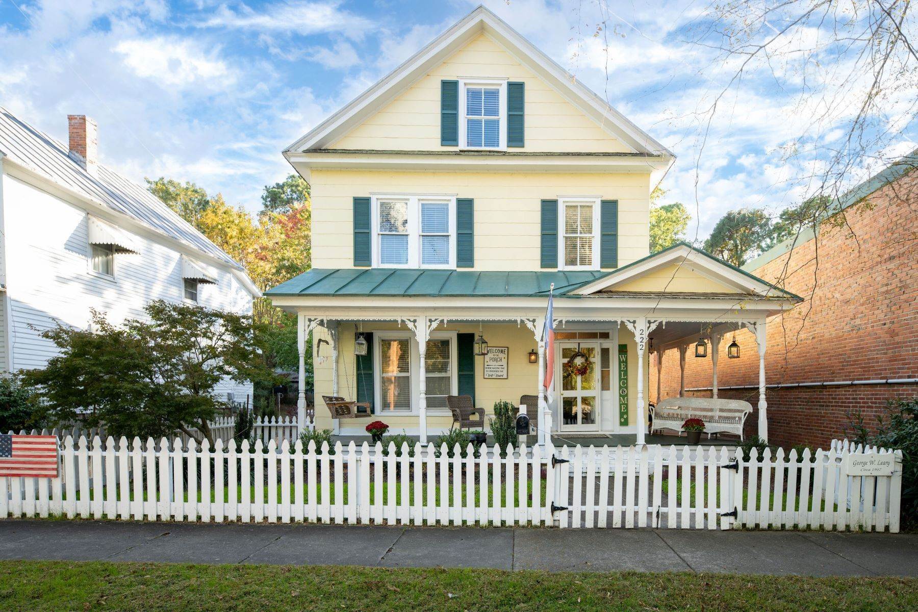 Single Family Homes для того Продажа на HISTORIC QUEEN ANNE HOME 222 E Queen St Edenton, Северная Каролина 27932 Соединенные Штаты