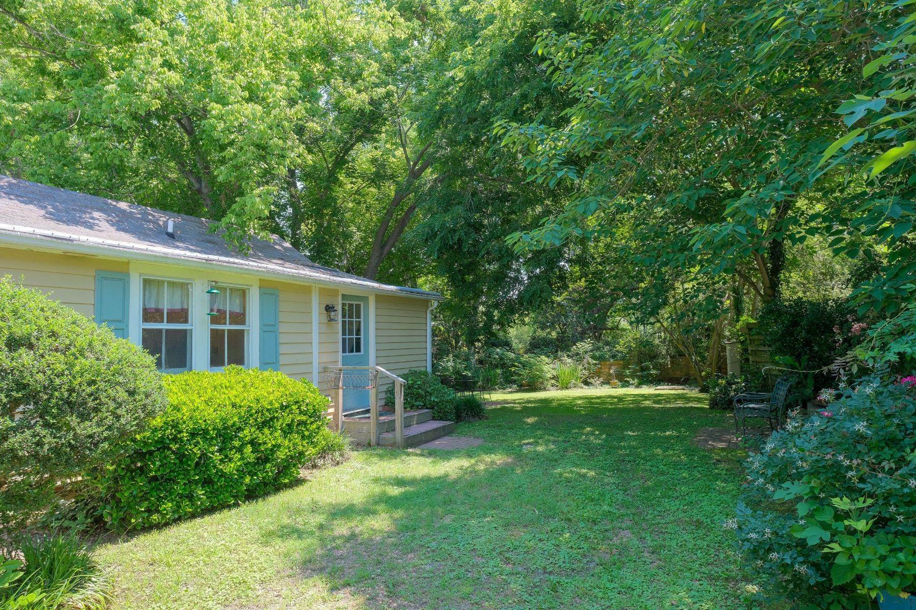 18. Single Family Homes for Sale at CUTE COTTAGE! 305 Court St Edenton, North Carolina 27932 United States
