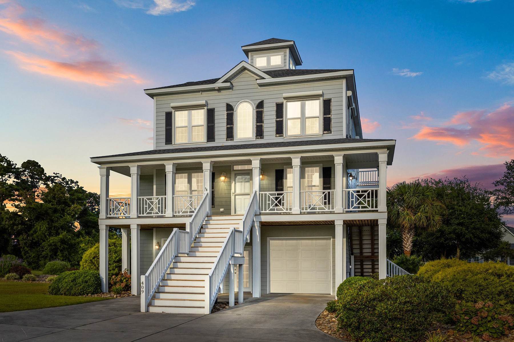 Single Family Homes 为 销售 在 Stunning Views from Gorgeous Home 409 Shoreline Drive Cedar Point, 北卡罗来纳州 28584 美国
