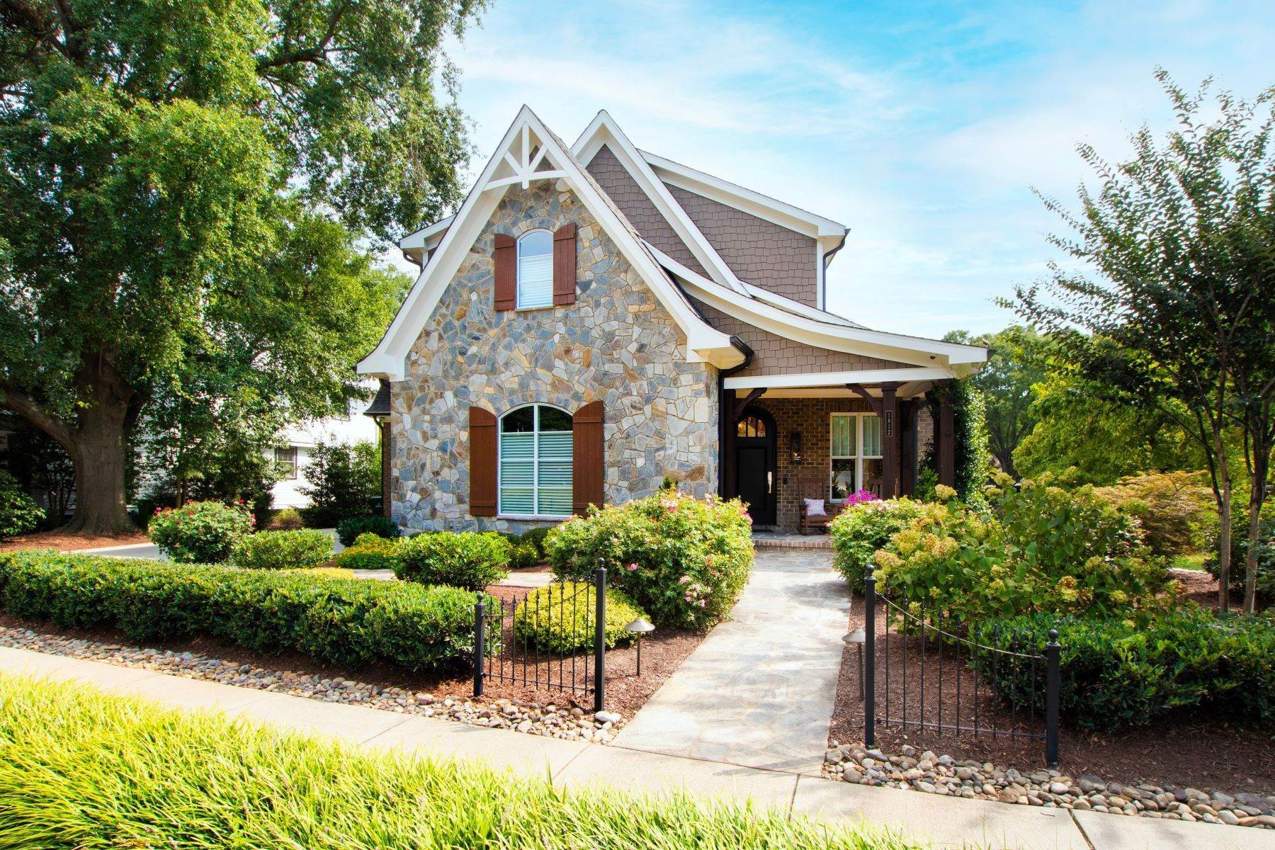 Single Family Homes для того Продажа на 1812 Glenwood Avenue, Raleigh, NC 27608 1812 Glenwood Avenue Raleigh, Северная Каролина 27608 Соединенные Штаты