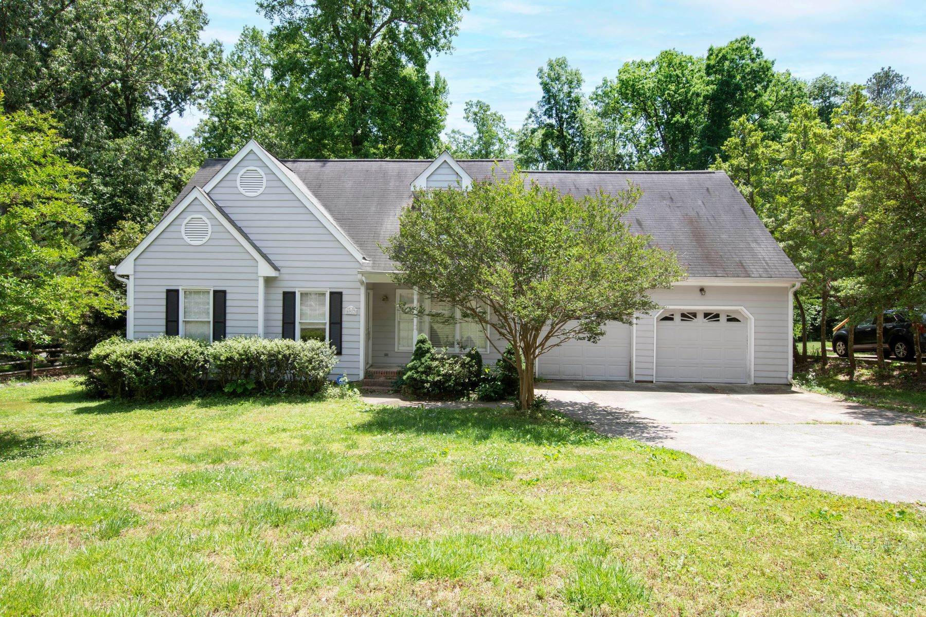 Single Family Homes для того Продажа на 6917 Knotty Pine Drive, Durham, NC, 27517 6917 Knotty Pine Drive Durham, Северная Каролина 27517 Соединенные Штаты